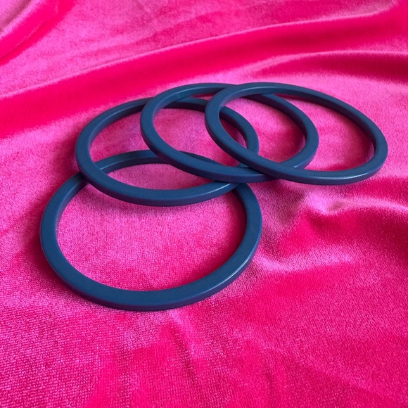 Set of four (4) | vintage (1950s/1960s) | blue plastic costume jewelry bangles - Picture 2 of 10